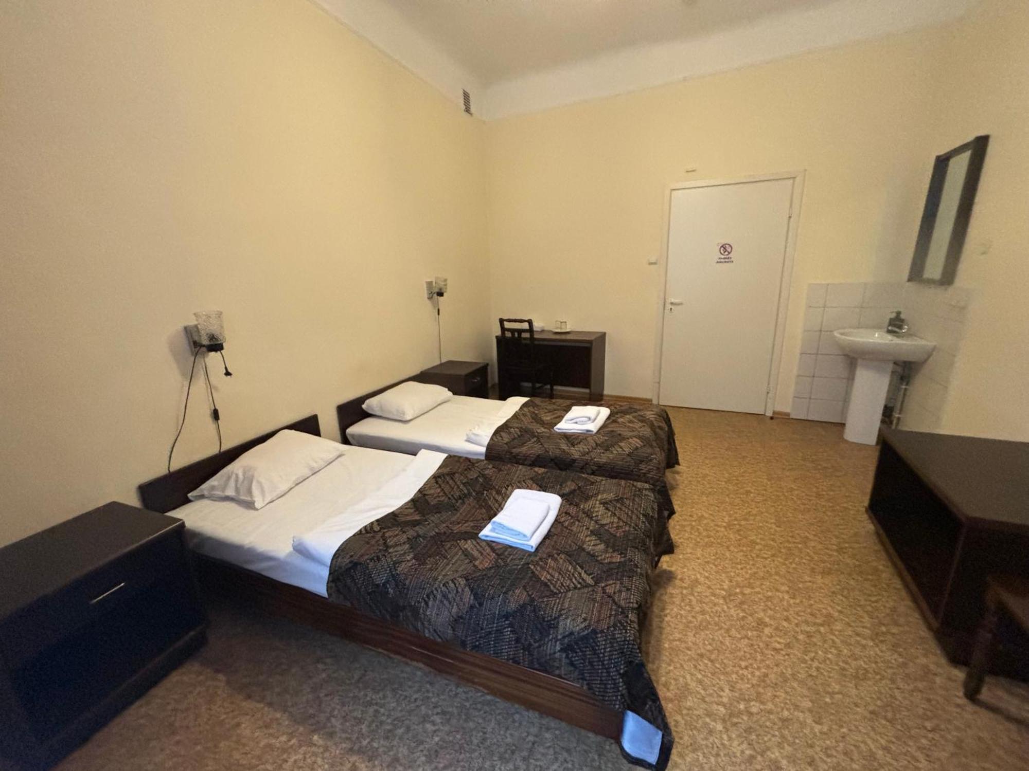 Hostel Viktorija With Private Rooms Riga Exteriör bild