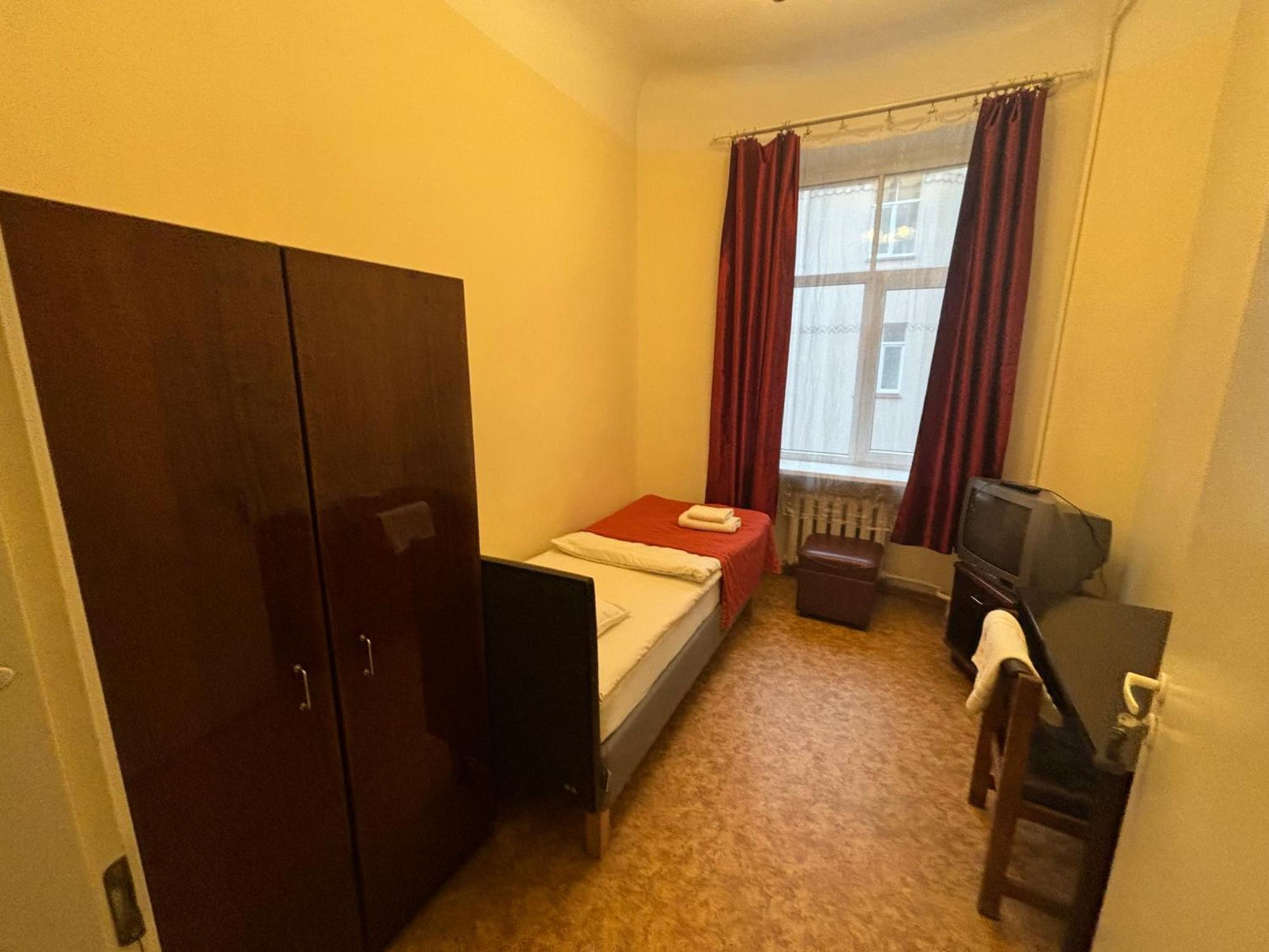 Hostel Viktorija With Private Rooms Riga Exteriör bild