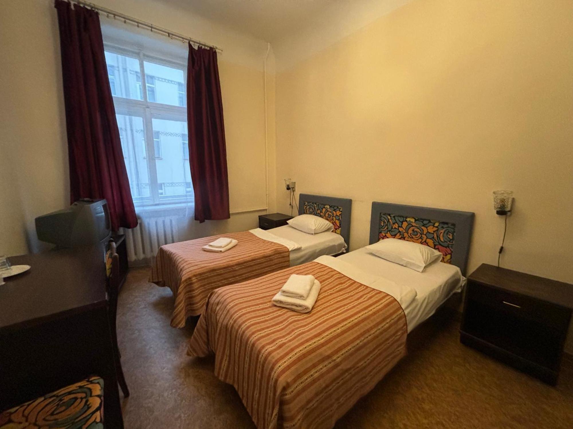 Hostel Viktorija With Private Rooms Riga Exteriör bild