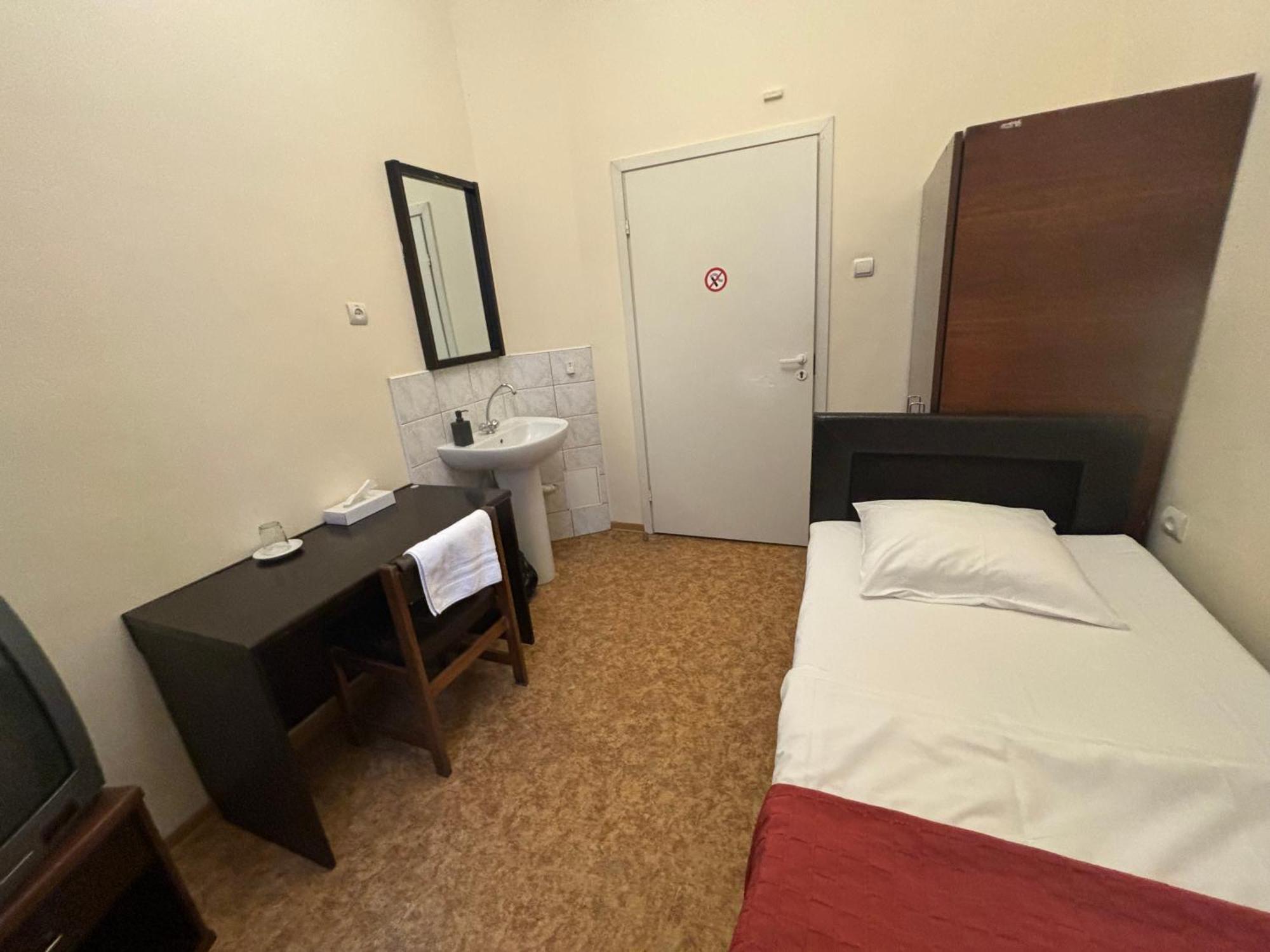 Hostel Viktorija With Private Rooms Riga Exteriör bild